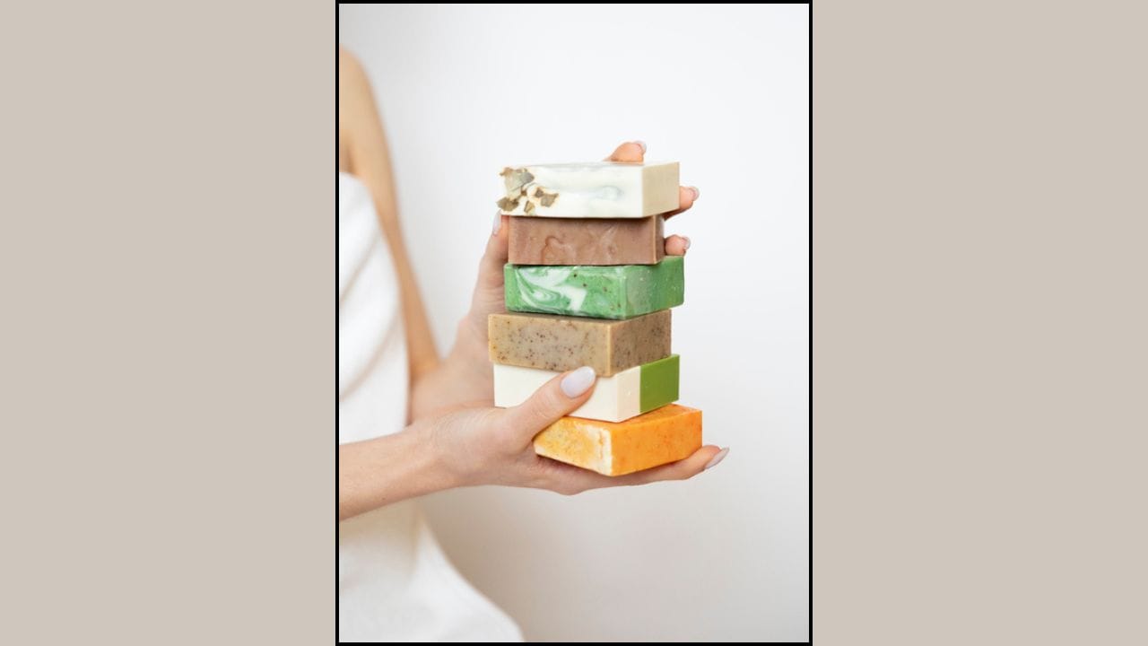 રોકાણની વાત કરીએ તો ઘરેલુ સ્તરે માત્ર ₹10,000 થી ₹30,000 સુધીમાં તમે આ વ્યવસાય શરૂ કરી શકો છો. જો તમે વધુ માત્રામાં ઉત્પાદન કરવા ઈચ્છો છો તો ₹50,000 થી ₹1,00,000 સુધીનું રોકાણ કરવું પડશે. 