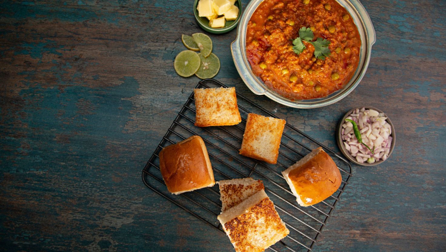 જો તમે Takeaway સેવા આપી રહ્યા હોવ, તો તેમાં પાવભાજીને યોગ્ય રીતે પેક કરવા માટે પેકિંગ મટિરિયલ જેવી કે એલ્યુમિનિયમ ફોઇલ, પેકિંગ ડબ્બા, કવર અને ટિશ્યૂની જરૂર પડશે, જેથી પાવભાજી ગરમ રહે. આ સાથે સાથે સફાઈ અને સ્વચ્છતા જાળવવા માટે ચોખ્ખું પાણી, કચરાના ડબ્બા અને એપ્રન જેવી વસ્તુઓ તમારી પાસે રાખો.