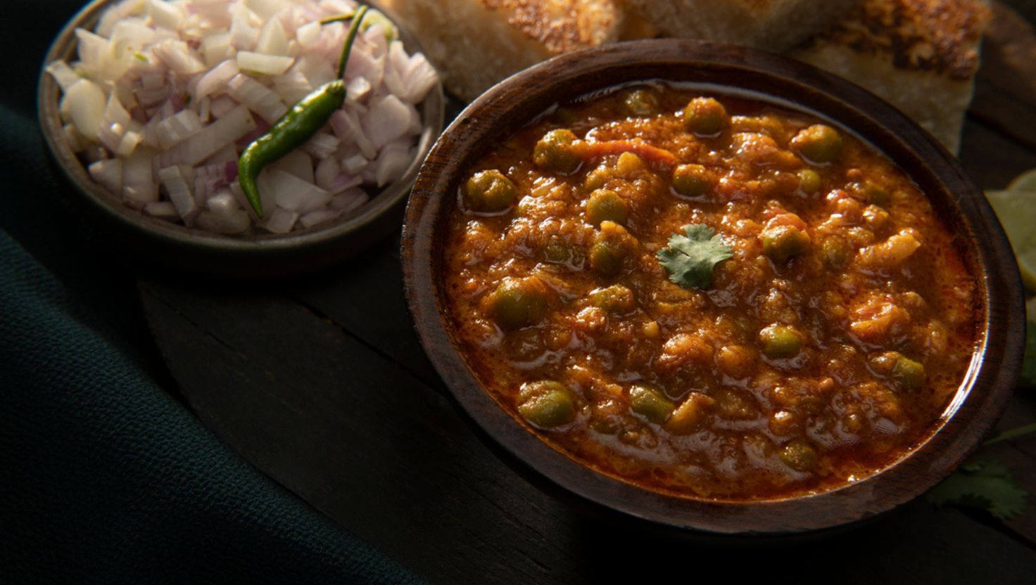 આ સિવાય ગેસ સ્ટોવ અને સિલિન્ડર, મોટો લોખંડનો તવો, રસોડું ચલાવવા માટે કટિંગ બોર્ડ, છરીઓ, ચમચીઓ, સ્ટીલના વાસણો, અલગ અલગ મસાલા તેમજ કાચી સામગ્રી રાખવા માટેના ડબ્બાની જરૂર પડશે.