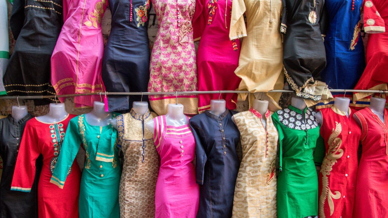 ઘરે બેઠા સાડી કે ડ્રેસ મટિરિયલ વેચવા માટેના ઘણા વિકલ્પો પણ ઉપલબ્ધ છે. Meesho જેવી એપ્લિકેશનનો ઉપયોગ કરીને તમે સરળતાથી ઓનલાઇન પ્લેટફોર્મ પર સાડી કે ડ્રેસ મટિરિયલ વેચી શકો છો.