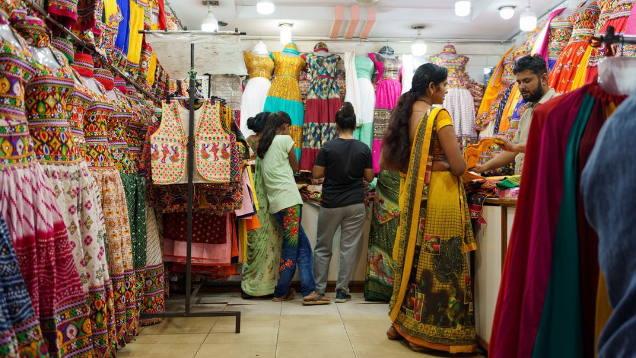 માર્કેટિંગ માટે તમારા વિસ્તારમાં વિઝિટિંગ કાર્ડ અને ઓફર સાથે ફલાયર્સ વહેંચો. સોશિયલ મીડિયામાં પ્રોડક્ટ્સ મૂકો અને રોજિંદા અપડેટ કરતા રહો. બિઝનેસને વેગ આપવા માટે વર્ડ ઓફ માઉથ પણ ખૂબ અસરકારક હથિયાર બની શકે છે.