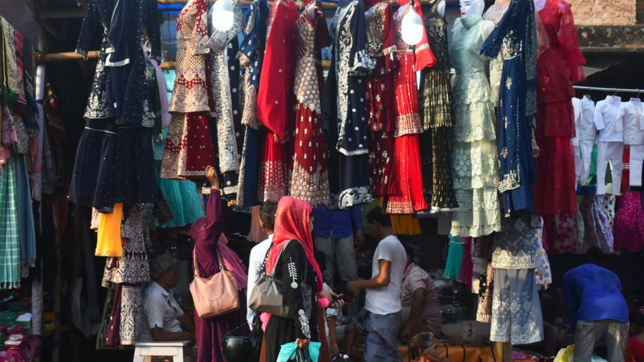 હવે માલ ક્યાંથી ખરીદવો? તો સુરતમાં ટેક્સટાઇલ માર્કેટ, અમદાવાદમાં રિલીફ રોડ, દિલ્હીમાં ગાંધીનગર માર્કેટ તેમજ જયપુર અને કોલકાતા જેવા શહેરોમાં હોલસેલ ભાવે તમને માલ મળી રહેશે.