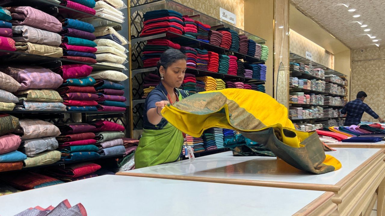 બિલિંગ માટે નોટબુક, બિલ બુક અથવા કમ્પ્યુટર સિસ્ટમ હોવી જોઈએ, જેથી વ્યવસ્થિત ગણતરી અને સ્ટોક મેનેજમેન્ટ કરી શકાય. પેકિંગ માટે કવર, બેગ્સ અને પ્રાઈસ ટૅગ જેવી ચીજવસ્તુઓની પણ જરૂર પડે છે.