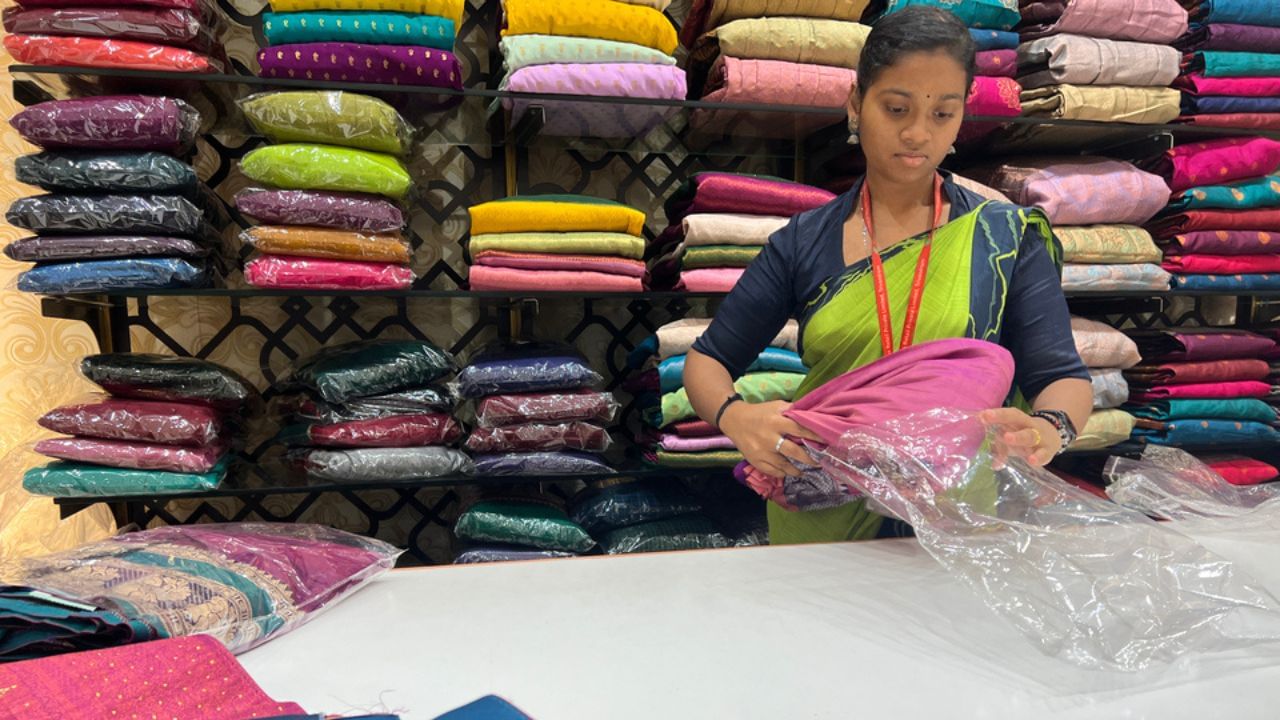 આ વ્યવસાય શરૂ કરવા માટે કેટલીક મહત્વપૂર્ણ સાધનસામગ્રીની જરૂર પડે છે. દુકાનમાં શેલ્વ્ઝ હોવું જોઈએ, જેથી માલ સારે રીતે મૂકી શકાય. આ સિવાય લાઇટિંગ અને મિરરની પણ જરૂર પડે છે. બીજું કે, રેકનો ઉપયોગ પણ બલ્ક સ્ટોક સંગ્રહ કરવા માટે થાય છે.