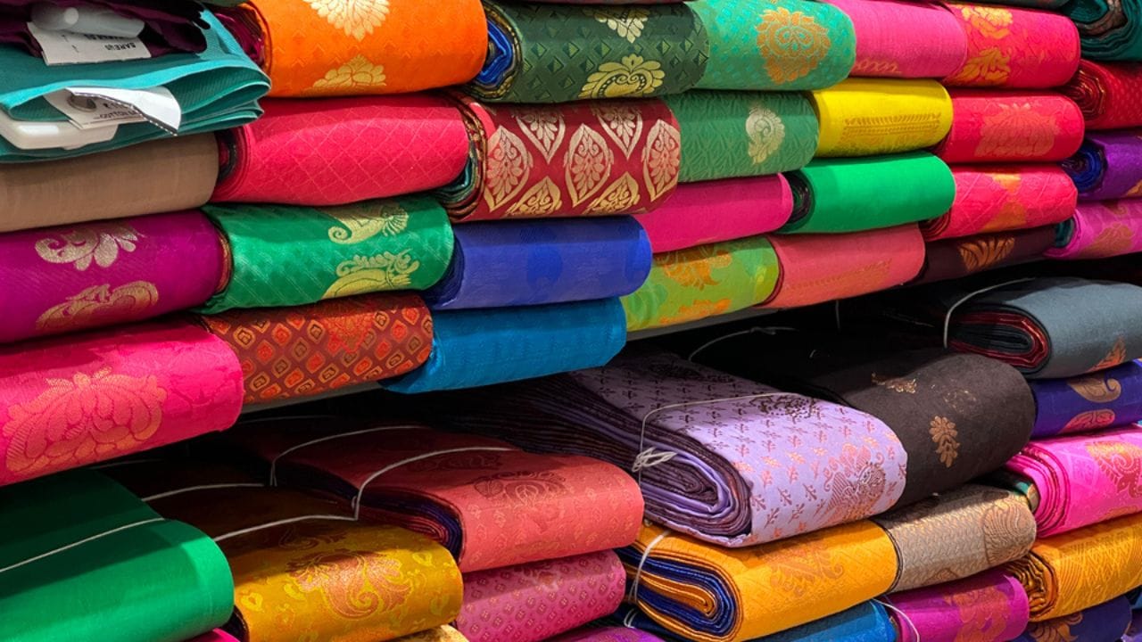 આ બિઝનેસ માટે જરૂરી દસ્તાવેજોમાં આધાર કાર્ડ, પાન કાર્ડ, દુકાનનો ભાડા કરાર કે માલિકીની માહિતી, શોપ રજિસ્ટ્રેશન અને જો આવક ₹20 લાખથી વધુ હોય તો GST રજિસ્ટ્રેશનની જરૂર પડે છે.