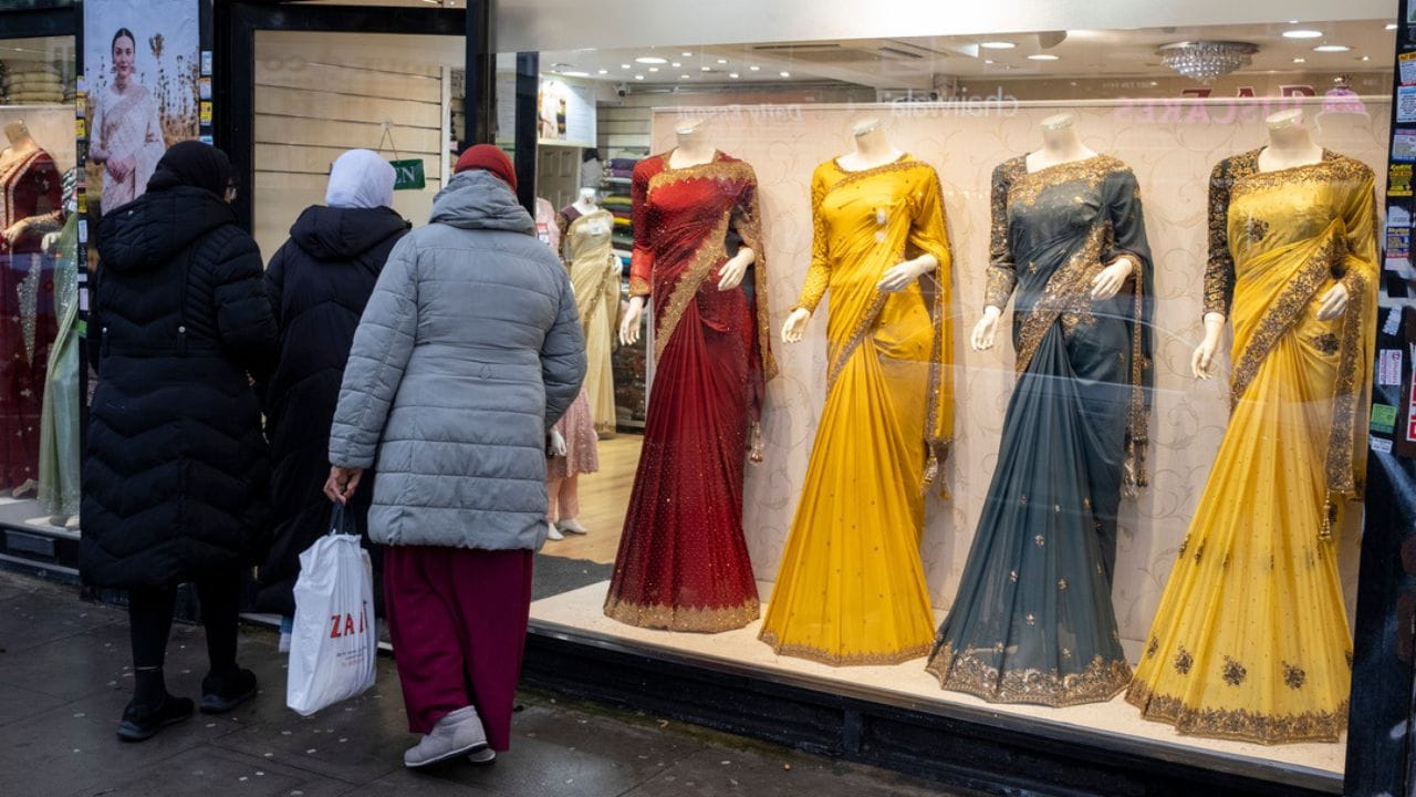 શરૂઆતમાં ₹30,000 થી ₹50,000નું રોકાણ કરીને આ ધંધો શરૂ કરી શકો છે. આવકની વાત કરીએ તો, દરરોજ ₹500 થી ₹1500 સુધીનો નફો તમે મેળવી શકો છો. મહિને તમારી આવક ₹15,000 થી ₹50,000 સુધી જઈ શકે છે.