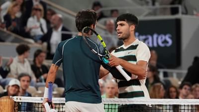 દુનિયાના નંબર-2 ટેનિસ ખેલાડી સ્પેનના કાર્લોસ એલકરાઝે દુનિયાના નંબર વન ખેલાડી ઈટલીના જેનિક સિનરને ફ્રેન્ચ ઓપનના ઈતિહાસમાં પાંચ સેટ સુધી ચાલેલી લાંબી ફાઈનલમાં  4-6, 6-7 (4), 6-4, 7-6 (3), 7-6 (2) થી હરાવી ફ્રેન્ચ ઓપન 2025નો ખિતાબ જીત્યો છે. આ સેટ 5 કલાક 29 મિનિટ સુધી ચાલ્યો હતો.