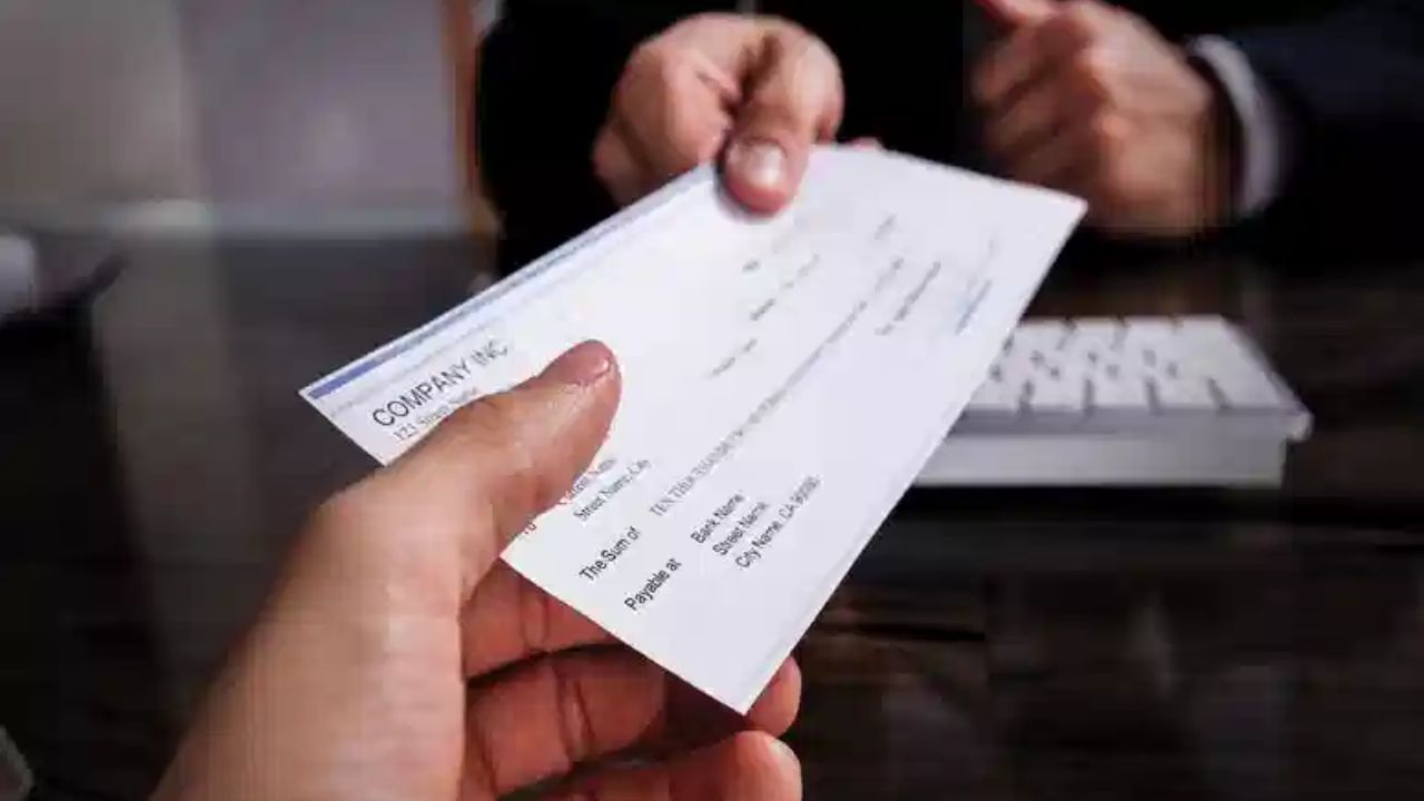 હવે ઘણા લોકોના મનમાં એ પ્રશ્ન આવતો હશે કે, એક હજાર રૂપિયાનો ચેક બાઉન્સ થાય તો જેલ થઈ શકે ખરી? તો આ વાતનો જવાબ છે કે, ચેક એક હજારનો હોય કે એક કરોડનો ચેક બાઉન્સ થવો એ એક ગુનો છે.