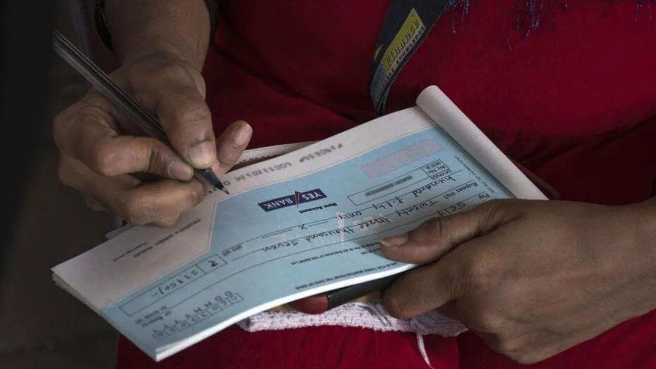 આજના યુગમાં ટ્રાન્ઝેક્શનની પ્રક્રિયાને લઈને ઘણા ફેરફારો થયા છે. હાલની તારીખમાં લગભગ દરેક પ્રકારના પેમેન્ટ ઓનલાઈન રીતે કરવામાં આવે છે. લોકો હવે ભાગ્યે જ રોકડથી વ્યવહાર કરતા હોય છે. જો કે, ડિજિટલ યુગમાં પણ કેટલીક જગ્યાએ ચેક દ્વારા પેમેન્ટ કરવામાં આવે છે.