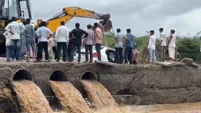 Breaking News : રસ્તા પર નહીં બ્રિજ પર ભૂવો પડતા કાર નદીમાં ખાબકી, કાર ચાલકનો મૃતદેહ બહાર કાઢ્યો, જુઓ Video