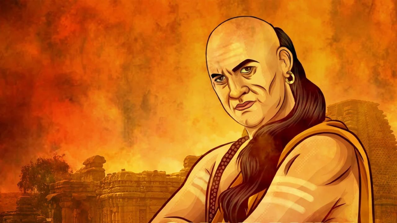 यस्य चाप्रियमिच्छेत तस्य ब्रूधात् सदा प्रियम्। व्याधो मृगवधं कर्तुं गीतं गायति सुस्वरम्।। : આચાર્ય ચાણક્ય પોતાની નીતિમાં આ શ્લોક દ્વારા આ સંદેશ આપે છે કે જો કોઈ વ્યક્તિ તમારો દુશ્મન છે અથવા તમારા પ્રત્યે કોઈ ખરાબ લાગણી ધરાવે છે, તો આવા લોકો સાથે દુશ્મનાવટ ન કરો, તેમની સાથે પ્રેમથી વાત કરો અને તેમની સાથે તમારી વાણી મીઠી રાખો.