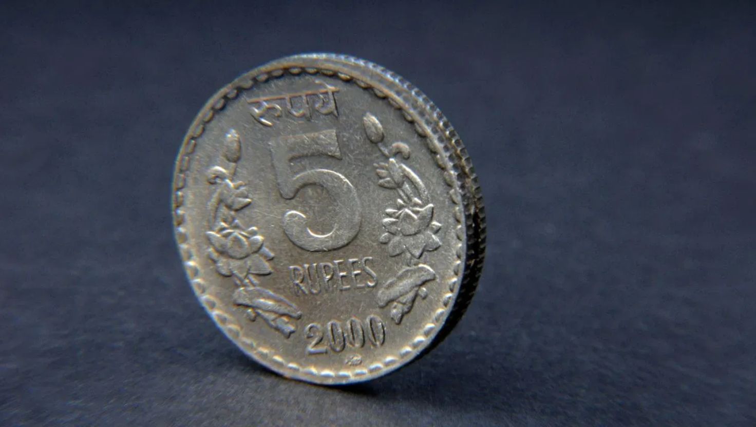 ઘરમાં સુખ-સમૃદ્ધિ અને શાંતિ મેળવવી હોય તો તમે 5 રૂપિયાના સિક્કાનો આ ખાસ ટોટકો અજમાવી શકો છો. આના માટે સવારે વહેલા ઉઠો, સ્નાન કરો અને સ્વચ્છ કપડાં પહેરો. આ પછી, એક નાનકડા માટીના વાસણમાં અક્ષત (ચોખા ચઢાવવાની પરંપરા)ને હળદર સાથે ભેળવો અને ગંગાજળથી શુદ્ધ કરો. ત્યારબાદ વાસણમાં પાંચ રૂપિયાનો સિક્કો મૂકો. હવે આ વાસણને મંદિરમાં રાખો અને દેવી-દેવતાઓની સાથે-સાથે કળશની પણ રોજ પૂજા કરો. આ એક કામ કરવાથી ઘરમાંથી નકારાત્મક ઉર્જા દૂર થાય છે અને સકારાત્મક ઉર્જા આવવા લાગે છે. જો તમે પણ ઘરમાં થઈ રહેલા ઝઘડાઓથી પરેશાન છો, તો એકવાર આ ઉપાય ચોક્કસ અજમાવજો. આનાથી પરિવારમાં ખુશીઓનું વાતાવરણ બનેલું રહે છે.