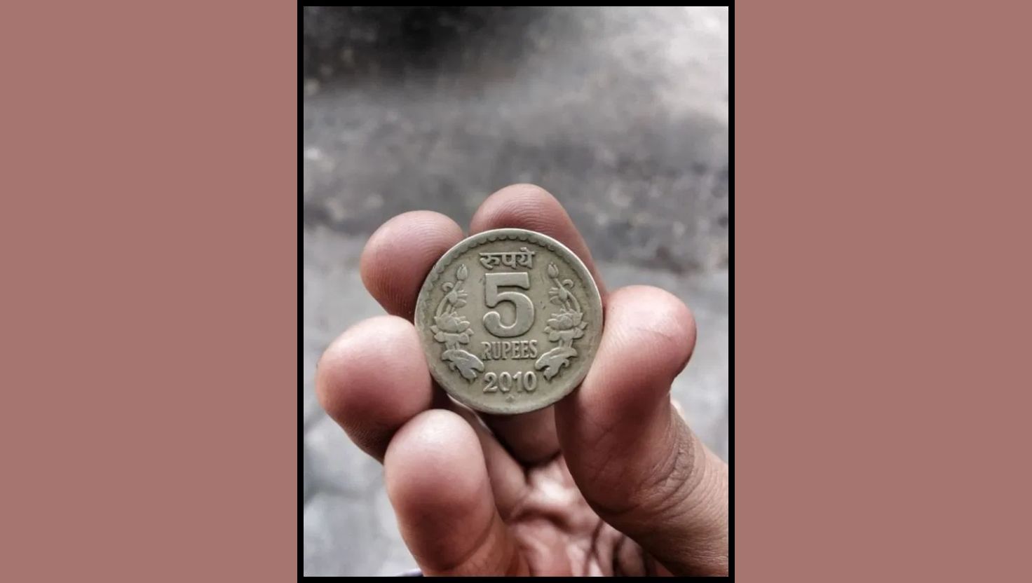 ઘણી વખત સારી કમાણી કર્યા પછી પણ આપણા હાથમાં એક પૈસો ટકતો નથી અને ઘરમાં હંમેશા પૈસાને સંબંધિત સમસ્યા ઊભી રહે છે. હવે આવી સ્થિતિથી છૂટકારો મેળવવા માટે તમે 5 રૂપિયાના સિક્કાનો ટોટકો અજમાવી શકો છો. વાત એમ છે કે, ગુરુવાર અથવા શુક્રવારે સાંજે ગંગાજળથી પાંચ રૂપિયાના સિક્કાને શુદ્ધ કરો. હવે સિક્કાને માતા લક્ષ્મીના ચરણોમાં તાજા ગુલાબના ફૂલો અને ચોખા સાથે અર્પણ કરો. આ પછી, વિધિપૂર્વક મા લક્ષ્મીની પૂજા કરો અને સામગ્રીને આખી રાત મંદિરમાં મૂકી રાખો. હવે બીજા દિવસે સવારે તે સામગ્રી ઉપાડીને લાલ કપડામાં બાંધીને તમારી તિજોરીમાં મૂકી દો. આ ઉપરાંત, દર શુક્રવારે ફૂલ બદલતા રહો. આવું કરવાથી, તમને આર્થિક સમસ્યામાંથી છુટકારો મળશે. આ સાથે જ ઘરની આર્થિક સ્થિતિ પણ મજબૂત થવા લાગશે.