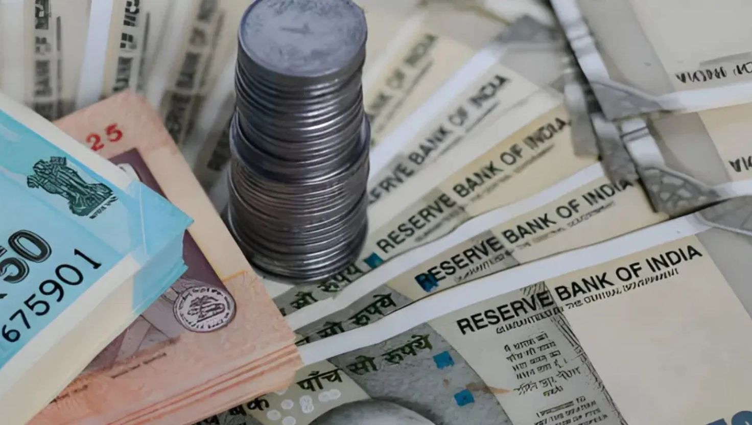 આવી સ્થિતિમાં, જ્યોતિષ શાસ્ત્રમાં જીવનમાંથી ગરીબી દૂર કરવા અને નસીબ ચમકાવવા માટે ઘણા ઉપાયો જણાવવામાં આવેલા છે. જણાવી દઈએ કે, શાસ્ત્રોમાં કેટલાક ટોટકા વિશે ઉલ્લેખ કરવામાં આવ્યો છે, જેને અજમાવવાથી જીવનની ઘણી સમસ્યાઓથી છુટકારો મળે છે. તો ચાલો જાણીએ કે, શાસ્ત્રોમાં જણાવેલ આ ટોટકાથી આપણને શું-શું લાભ થઈ શકે છે.