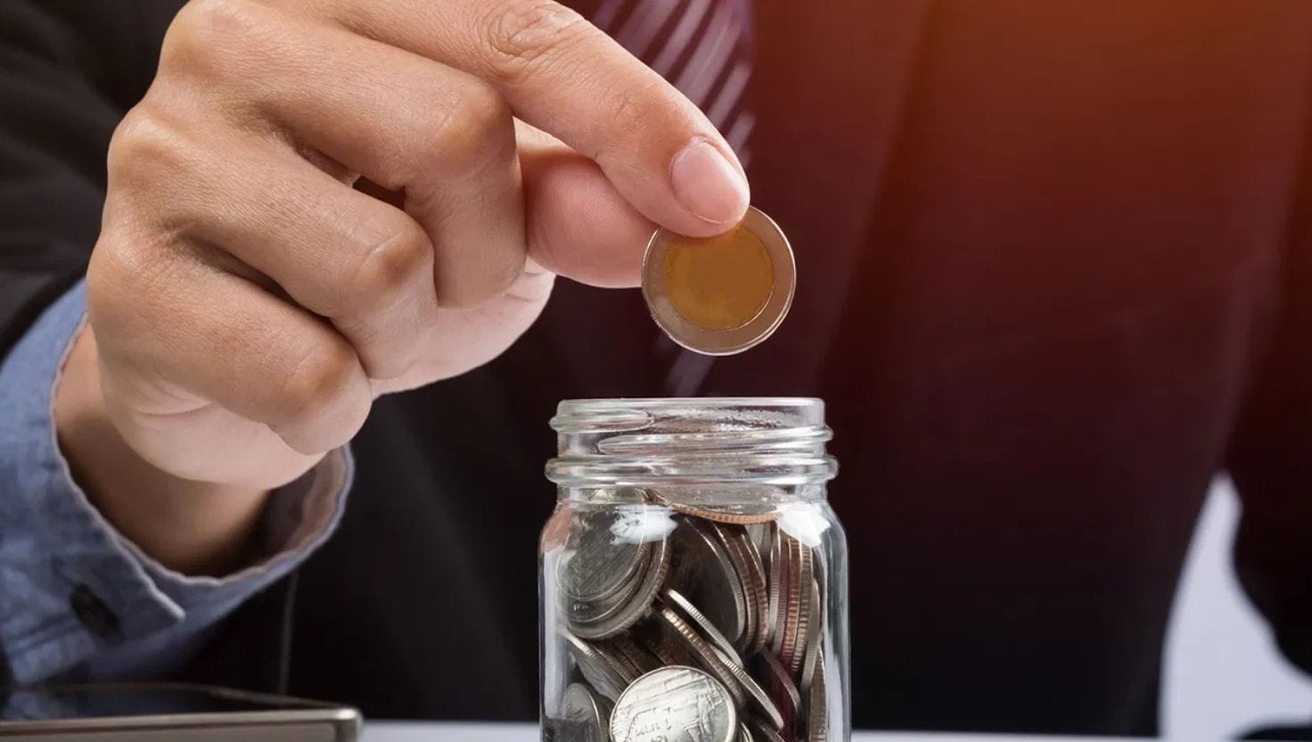 દરેક વ્યક્તિ પોતાના જીવનમાં સુખ અને સમૃદ્ધિ જાળવી રાખવા માટે સખત મહેનત કરે છે. જો કે, ઘણી વખત નસીબ સાથ આપતું નથી અને છેવટે વ્યક્તિએ કરેલ બધી મહેનત એળે જતી રહે છે. 