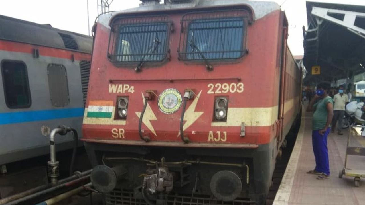 આંકડા દર્શાવે છે કે, ચાર્ટ તૈયાર થાય ત્યાં સુધીમાં લગભગ 20 થી 25 ટકા વેઇટિંગ ટિકિટ કન્ફર્મ થઈ જાય છે. હવે ટ્રેનમાં મુસાફરી કરવા માટે તમારા નામે કન્ફર્મ ટિકિટ જલ્દી હશે. 