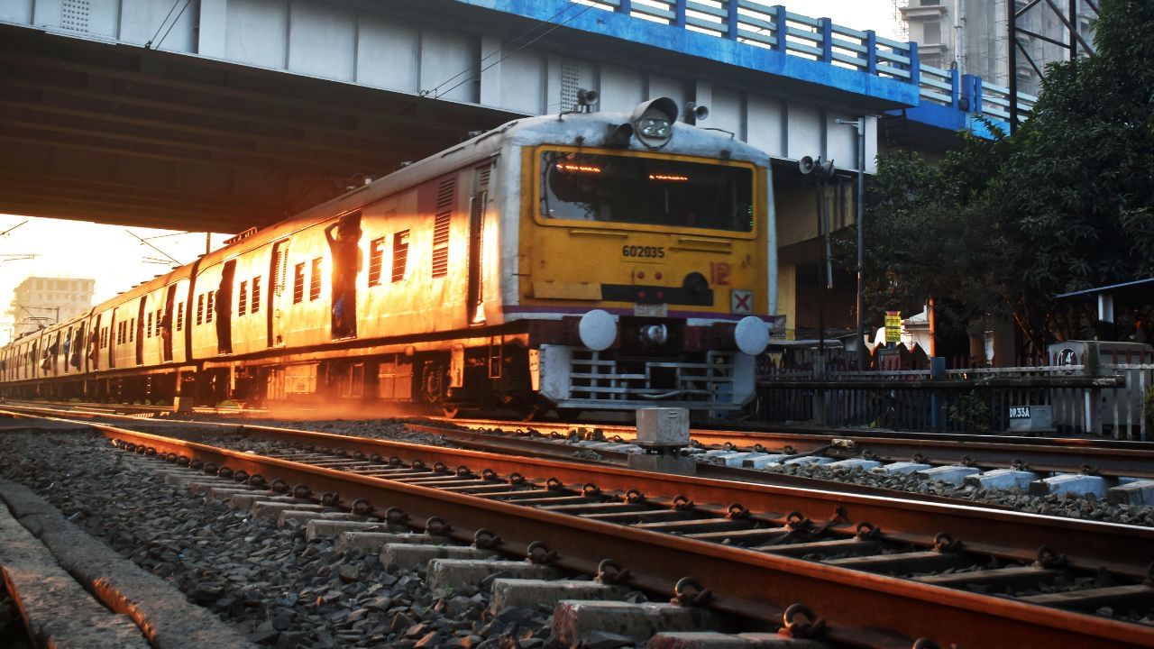 ભારતીય રેલવે એ મુસાફરોની સુવિધા માટે અને ટ્રેનોમાં ભીડને નિયંત્રિત કરવા માટે એક મહત્વપૂર્ણ નિર્ણય લીધો છે. રેલવે મંત્રાલયે જાહેરાત કરી છે કે, હવે કોઈપણ ટ્રેનમાં વેઇટિંગ ટિકિટની સંખ્યા ટ્રેનની કુલ ક્ષમતાના 25% સુધી મર્યાદિત રહેશે. આ નવા નિયમનો ઉદ્દેશ્ય મુસાફરોને વધુ સારી મુસાફરી આપવાનો અને ઓવરબુકિંગની સમસ્યા ઘટાડવાનો છે.