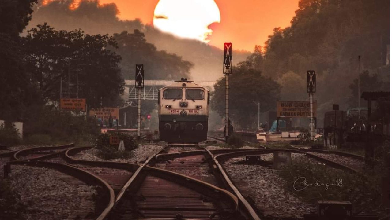 એક અહેવાલો અનુસાર, હવે રેલવે દરેક ટ્રેનના એસી ફર્સ્ટ ક્લાસ, એસી સેકન્ડ, એસી થર્ડ, સ્લીપર અને ચેર કારમાં કુલ બર્થ/સીટના અંદાજે 25 ટકા જ વેઇટિંગ ટિકિટ તરીકે જાહેર કરશે. આ ફેરફાર દિવ્યાંગ, વરિષ્ઠ નાગરિકો અને મહિલાઓ માટે અનામત સીટ જેવા વિવિધ ક્વોટાને ધ્યાનમાં રાખીને કરવામાં આવ્યો છે.