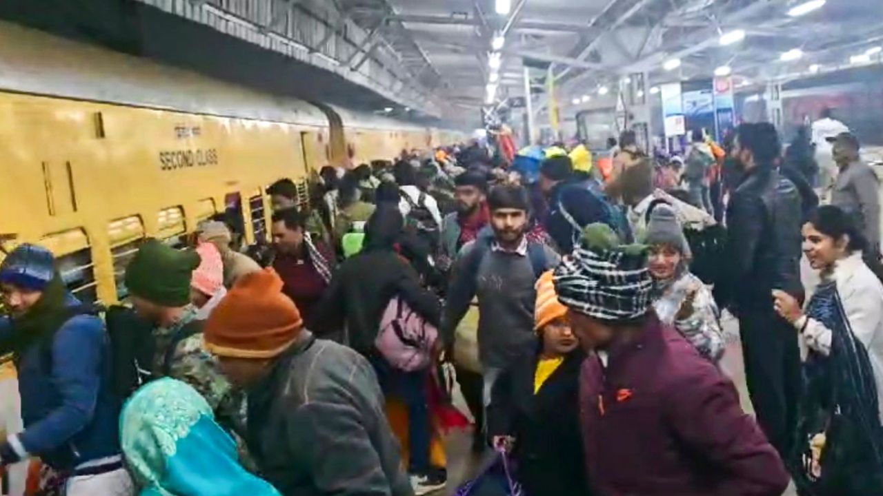  એક વરિષ્ઠ રેલવે અધિકારીના જણાવ્યા અનુસાર, વેઇટિંગ ટિકિટોની સંખ્યા વધુ હોવાને કારણે, કન્ફર્મ ટિકિટ વિનાના મુસાફરો રિઝર્વ્ડ કોચમાં ચઢતા હતા, જેના કારણે કોચમાં ભીડ થતી હતી. નવી નીતિ આ ભીડને કાબુમાં લેવામાં મદદ કરશે.