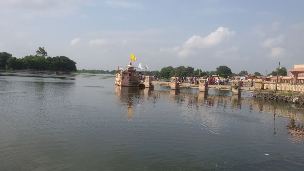 આજે પણ ગોમતી તળાવના કિનારે આવેલું ડંકેશ્વર મહાદેવ મંદિર આ પૌરાણિક ઘટનાઓનું સ્મરણ કરાવે છે. આ જ સ્થળે ઋષિ ડંકે એક નાનું કુંડ પણ બનાવ્યું હતું, જ્યાં પશુ અને પક્ષીઓ નિર્ભય થઈને પાણી પીતા હતા. (Credits: - Wikipedia)