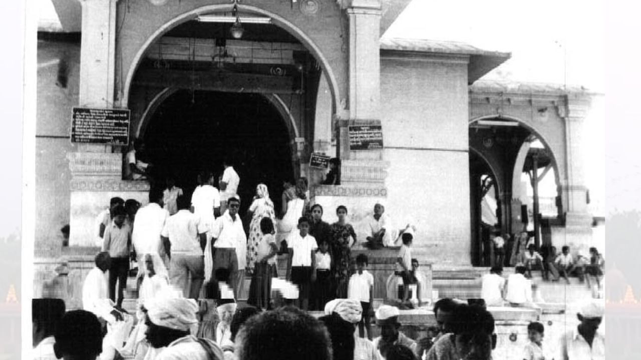 આ કુંડ આજે “ગોમતીકુંડ” તરીકે ઓળખાય છે. સમય પસાર થતાં આ પવિત્ર સ્થળની આજુબાજુ વસાહતો વિકસતી ગઈ. શરૂઆતમાં એ ડંકપુર તરીકે ઓળખાતું, જે બાદમાં રૂપાંતર પામીને આજનું "ડાકોર" ગામ બન્યું. (Credits: - Wikipedia)