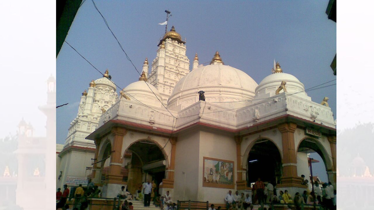 એવું માનવામાં આવે છે કે ભગવાન શ્રીકૃષ્ણ, પોતાના પરમ ભક્ત બોડાણા પર પ્રસન્ન થઈ, દ્વારકાથી ડાકોર સુધી ગાડામાં બેસાડીને લઇ આવ્યા હતા. સંવત 1212ના વર્ષમાં તેઓ પ્રથમવાર ડાકોર પધાર્યા. અહીં આગમન પછી ભગવાને થોડા સમય માટે ગોમતી તળાવમાં છુપાયા હતા. ત્યારબાદ તેમણે ભક્ત બોડાણા સાથે મંદિરની પરિસરમાં નિવાસ કર્યો.સમયની સાથે સંવત 1500માં ભગવાન શ્રીકૃષ્ણ પોતાની પત્ની લક્ષ્મીજી સાથે ભવ્ય મંદિરમાં પધાર્યા.  (Credits: - Wikipedia)