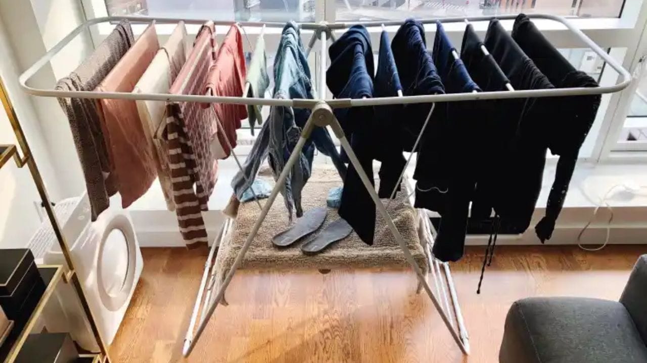 જ્યારે હવામાન ખરાબ હોય છે, ત્યારે લોકો ઘણીવાર ઘરની અંદર કપડાં સૂકવે છે. ખાસ કરીને વરસાદી કે ઠંડા વાતાવરણમાં જ્યારે બહાર ઠંડો પવન ફૂંકાય છે અથવા વરસાદ પડે છે, ત્યારે લોકો ઘણીવાર ઘરની અંદર કપડાં સૂકવે છે. 
