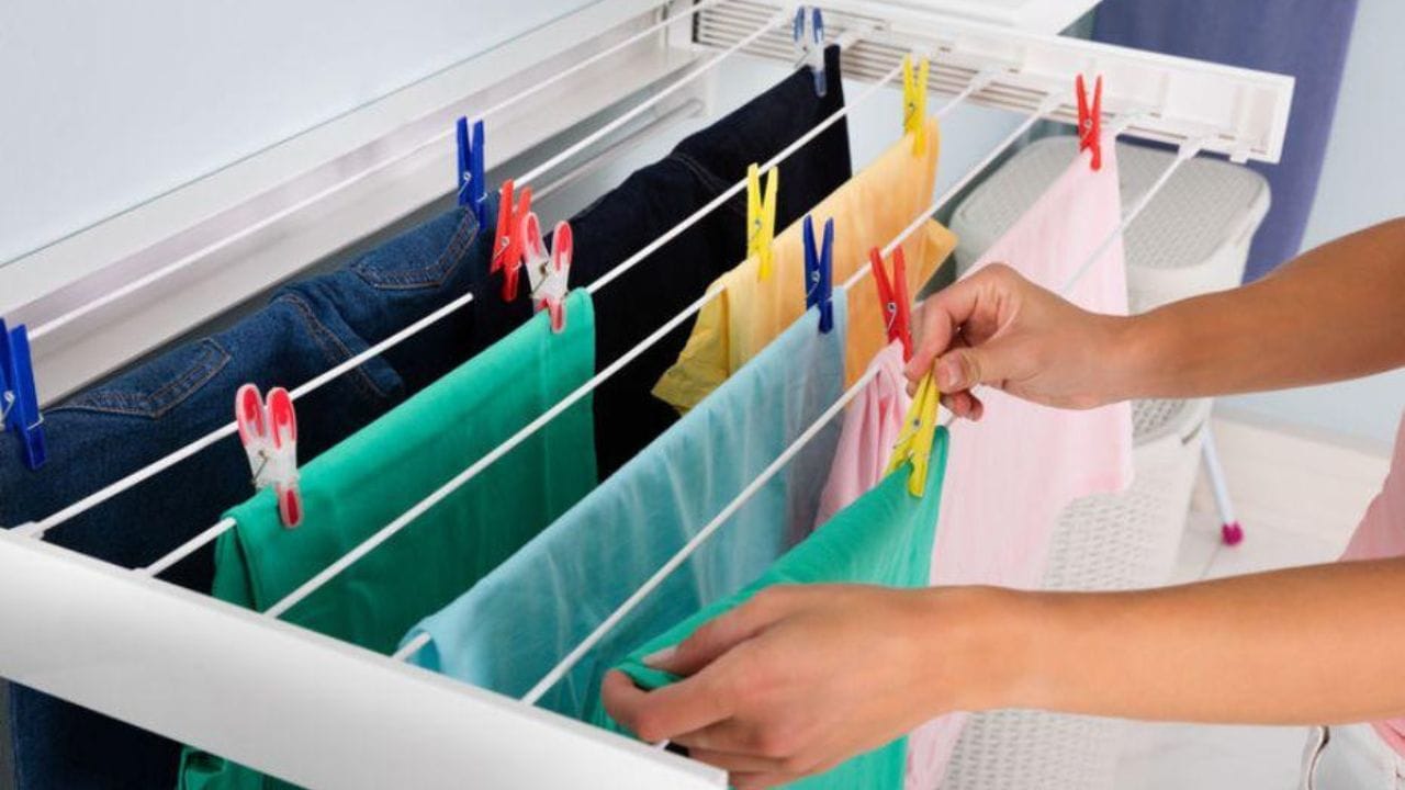 ઘરની અંદર કપડાં સૂકવતી વખતે આ બાબતોનું ધ્યાન રાખો: ઘરની અંદર વેન્ટિલેશન મહત્વપૂર્ણ છે. જો રૂમ કે ઘરની અંદર યોગ્ય હવાનું પરિભ્રમણ હશે, તો કપડાં યોગ્ય રીતે સુકાઈ જશે. તેમાં બેક્ટેરિયા વધવાનો ડર રહેશે નહીં. કપડાંમાં ભેજ જમા ન થાય તે માટે બારીઓ અને દરવાજા ખુલ્લા રાખો.
