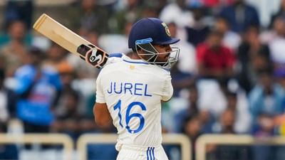 ધ્રુવ જુરેલ ઈંગ્લેન્ડની ધરતી પર પણ ઘણા રન બનાવી રહ્યો છે. તેણે ઈંગ્લેન્ડ લાયન્સ સામેની બીજી બિનસત્તાવાર ટેસ્ટ મેચની પહેલી ઈનિંગમાં શાનદાર અડધી સદી ફટકારી હતી. અગાઉ, તેણે પહેલી ટેસ્ટની બંને ઈનિંગમાં અડધી સદી ફટકારી હતી. આ રીતે, તેણે ઈંગ્લેન્ડની ધરતી પર અડધી સદીની હેટ્રિક ફટકારી છે.