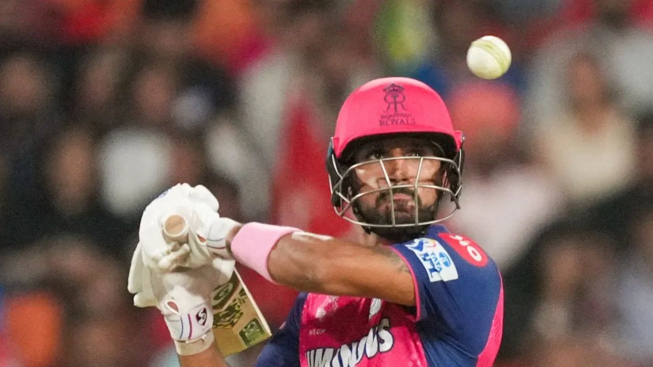 ધ્રુવ જુરેલ IPL 2025માં રાજસ્થાન રોયલ્સ માટે રમ્યો હતો. રાજસ્થાન સિઝનના પહેલા રાઉન્ડમાં જ બહાર થઈ ગયું હતું, પરંતુ જુરેલે ટીમ માટે શાનદાર બેટિંગ કરી હતી. તેણે 14 મેચની 13 ઈનિંગ્સમાં 37.00ની સરેરાશથી 333 રન બનાવ્યા હતા. જેમાં બે અડધી સદીનો સમાવેશ થાય છે. (All Photo Credit : PTI)