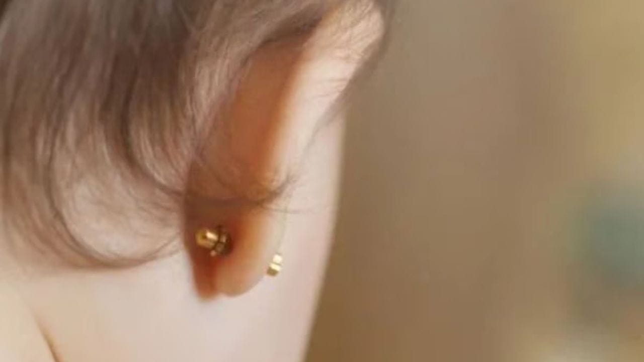 ધાર્મિક માન્યતા અને વૈજ્ઞાનિક કારણ: કર્ણવેધ સંસ્કારનો હેતુ ફક્ત શરીરને શણગારવાનો નહોતો. તેની પાછળ ધાર્મિક અને વૈજ્ઞાનિક બંને વિચારસરણી હતી. એવું માનવામાં આવતું હતું કે કાનમાં એક ખાસ સ્થાન છે, જ્યાં વીંધવાથી મગજની શક્તિ વધે છે. આનાથી બાળકની યાદશક્તિ સુધરે છે, સાંભળવાની ક્ષમતા સુધરે છે અને તે વધુ ધ્યાન કેન્દ્રિત કરી શકે છે.
