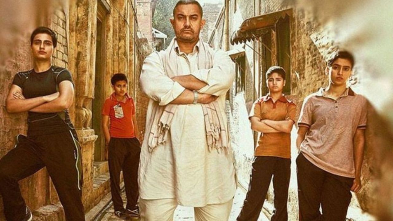 ફાતિમા સના શેખનો જન્મ 11 જાન્યુઆરી 1992ના રોજ હૈદરાબાદમાં થયો હતો પરંતુ તેમનો ઉછેર મુંબઈમાં થયો હતો. તેના પિતા, વિપિન શર્મા, હિન્દુ છે અને જમ્મુના વતની છે, જ્યારે તેની માતા, રાજ તબસ્સુમ, શ્રીનગરની મુસ્લિમ છે. આ કારણે અભિનેત્રી બંન્ને ધર્મને માને છે.