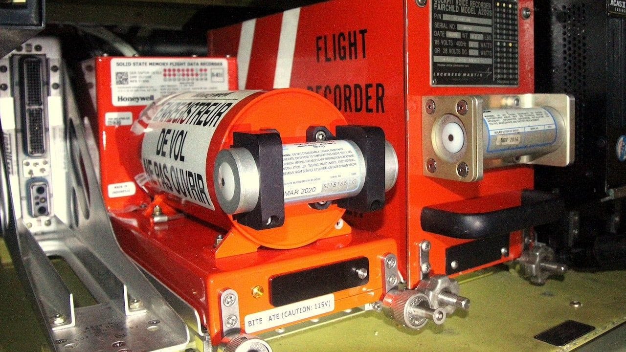 CVR અને બ્લેક બોક્સ શેના બનેલા હોય છે?: વિમાનનું બ્લેક બોક્સ અને CVR સ્ટીલ અને ટાઇટેનિયમ જેવી મજબૂત ધાતુઓથી બનેલા હોય છે. આ ઉપકરણો આગ, પાણી અને ભારે દબાણનો સામનો કરી શકે તેવી રીતે બનાવવામાં આવ્યા છે, જેથી અકસ્માતની સ્થિતિમાં પણ ડેટા સુરક્ષિત રહે. 
