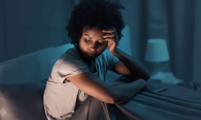 રાત્રે વારંવાર બાથરૂમ જવું પડે તો એ સામાન્ય લક્ષણ નથી. જો તમે દર બે-ત્રણ કલાકે પેશાબ કરવા ઉઠો છો, તો આ સ્પષ્ટ સંકેત હોઈ શકે છે કે તમારી કિડની તેમની ફિલ્ટરિંગ શક્તિ ગુમાવી રહી છે.