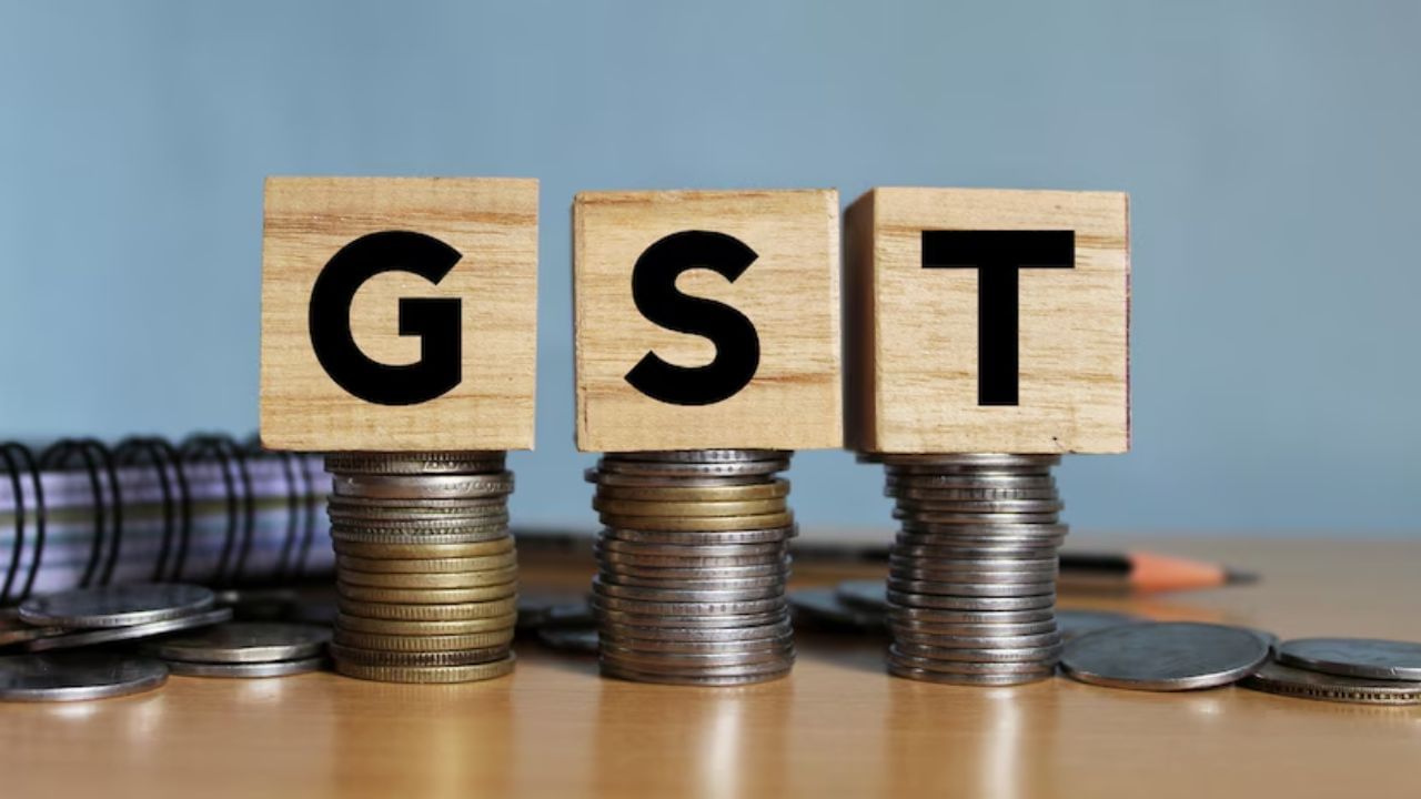 Surat : 10 હજારના પેકેજમાં GST ડેટાના વેચાણનો આરોપ, સુરતભરમાં જોવા મળ્યો ખળભળાટ, જુઓ Video