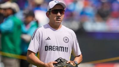 ટીમ ઈન્ડિયાના હેડ કોચ ગૌતમ ગંભીરની માતાને હાર્ટ એટેક આવ્યા બાદ ગૌતમે અચાનક ઈંગ્લેન્ડ પ્રવાસ અધવચ્ચે છોડીને ભારત પાછા ફરવું પડ્યું હતું. પરંતુ હવે તે ફરીથી ઈંગ્લેન્ડ પાછો ફરી રહ્યો છે.