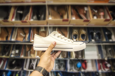 ફૂટવેરનો બિઝનેસ શરૂ કરવા માટે તમને અંદાજિત 20x10 જેટલી જગ્યા ધરાવતી એક દુકાનની જરૂર પડશે. આ બિઝનેસ શરૂ કરવા માટે અંદાજે ₹50,000 થી ₹70,000 જેટલું રોકાણ કરવું પડે છે, જેમાં દુકાન ભાડું અથવા સેટઅપ, સ્ટોક ખરીદી, ફર્નિચર અને લાઈટિંગના ખર્ચનો સમાવેશ થાય છે. 