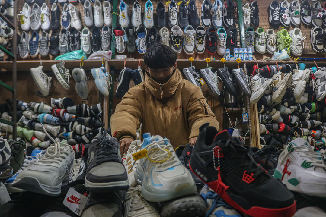 ફૂટવેર બિઝનેસ ઓછા રોકાણમાં શરૂ થઈ શકે તેવો અને સતત આવક થાય તેવો ઉમદા વિકલ્પ છે. જો તમે યોગ્ય આયોજન અને ઈમાનદારીથી આ વ્યવસાય શરૂ કરો છો, તો તમે સ્થિર અને સારી આવક મેળવી શકો છો.