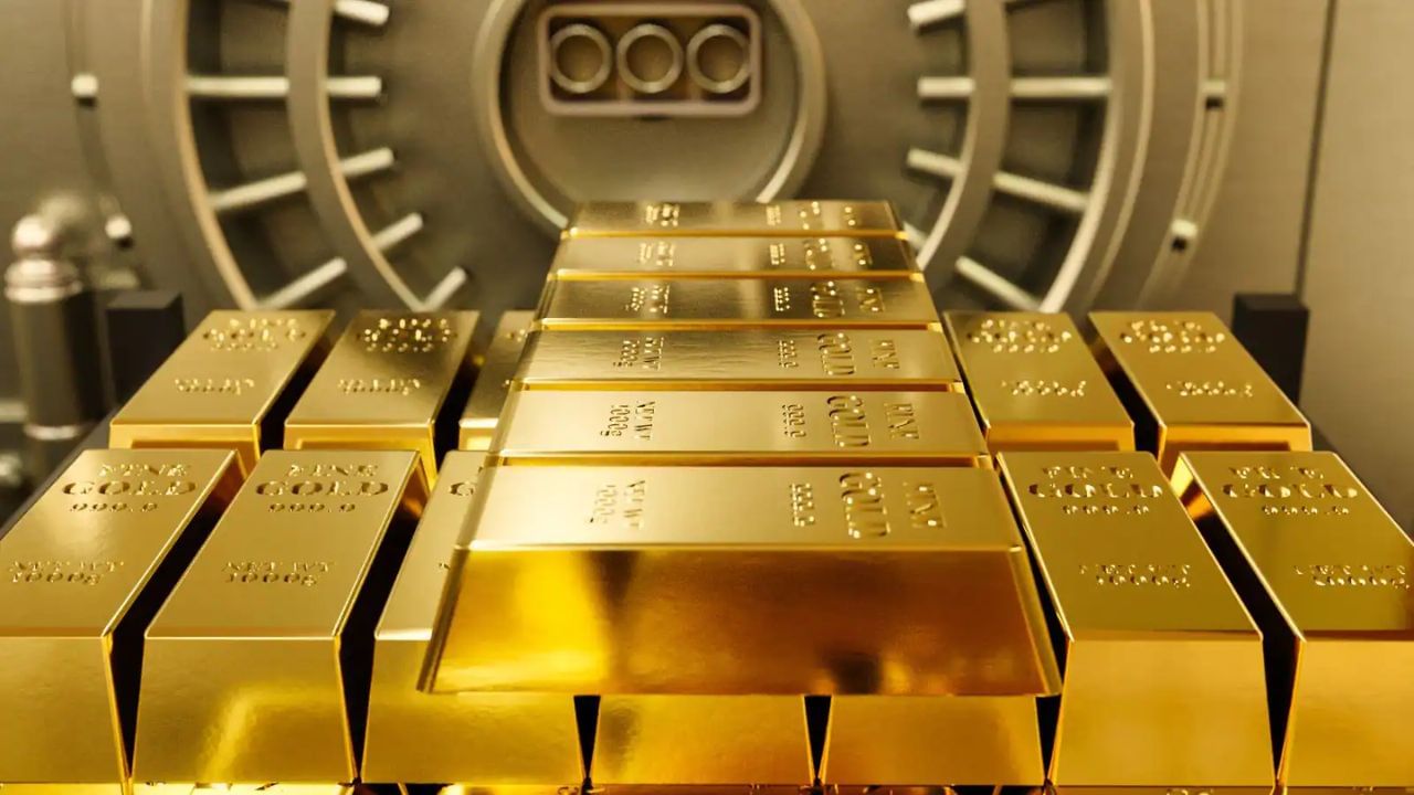 MCX પર સોનાનો વાયદો 2050 રૂપિયા ઘટીને 94,951 ના નીચલા સ્તરે પહોંચી ગયો. તે 1600 રૂપિયાના ઘટાડા સાથે 95,540 રૂપિયા પર બંધ થયો. બીજી તરફ, ચાંદીની વાત કરીએ તો, MCX પર તે 1.05 લાખ રૂપિયા પ્રતિ કિલોગ્રામથી નીચે આવી ગયો છે. ચાંદીમાં 1500 રૂપિયાનો ઘટાડો નોંધાયો છે.