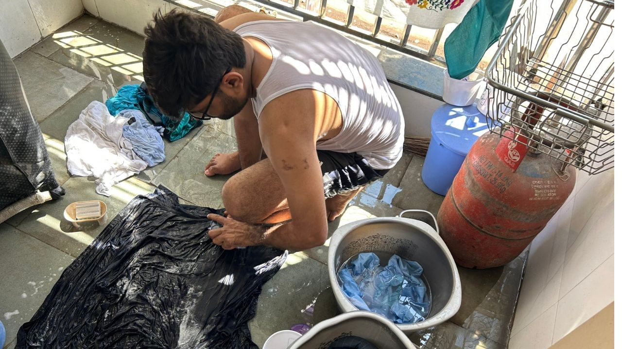 AAP સભ્યોએ પોલીસ સ્ટેશનની બહાર વિરોધ પ્રદર્શન કર્યું હતું અને આરોપ લગાવ્યો હતો કે ભાજપ રાજ્ય સરકાર દ્વારા રાજકીય બદલો લેવાને કારણે ધરપકડ કરવામાં આવી છે. સાંજે, ઇટાલિયાને જામીન પર મુક્ત કરવામાં આવ્યા હતા.