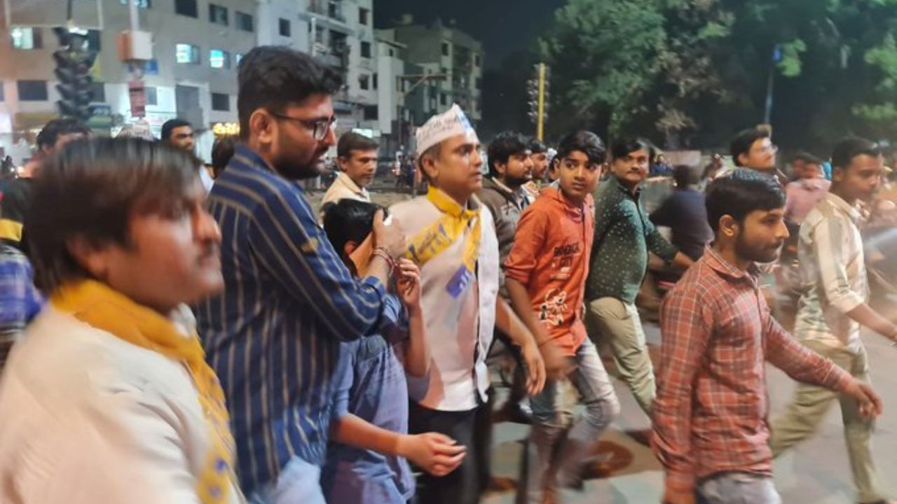 AAP ના 500 સમર્થકોએ ગાંધીનગર સ્થિત ભાજપના કમલમ કાર્યાલયની બહાર વિરોધ પ્રદર્શન કર્યું હતું અને ગુજરાત સબઓર્ડિનેટ સર્વિસ સિલેક્શન બોર્ડના અધ્યક્ષ પદેથી ભાજપ નેતા અસિત વોરાને દૂર કરવાની માંગ કરી હતી વિરોધ પ્રદર્શન માટે ભાજપના નેતા દ્વારા દાખલ કરાયેલા કેસમાં જામીન મેળવતા પહેલા ઇટાલિયા અને અન્ય લોકોએ 10 દિવસ જેલમાં વિતાવ્યા હતા.