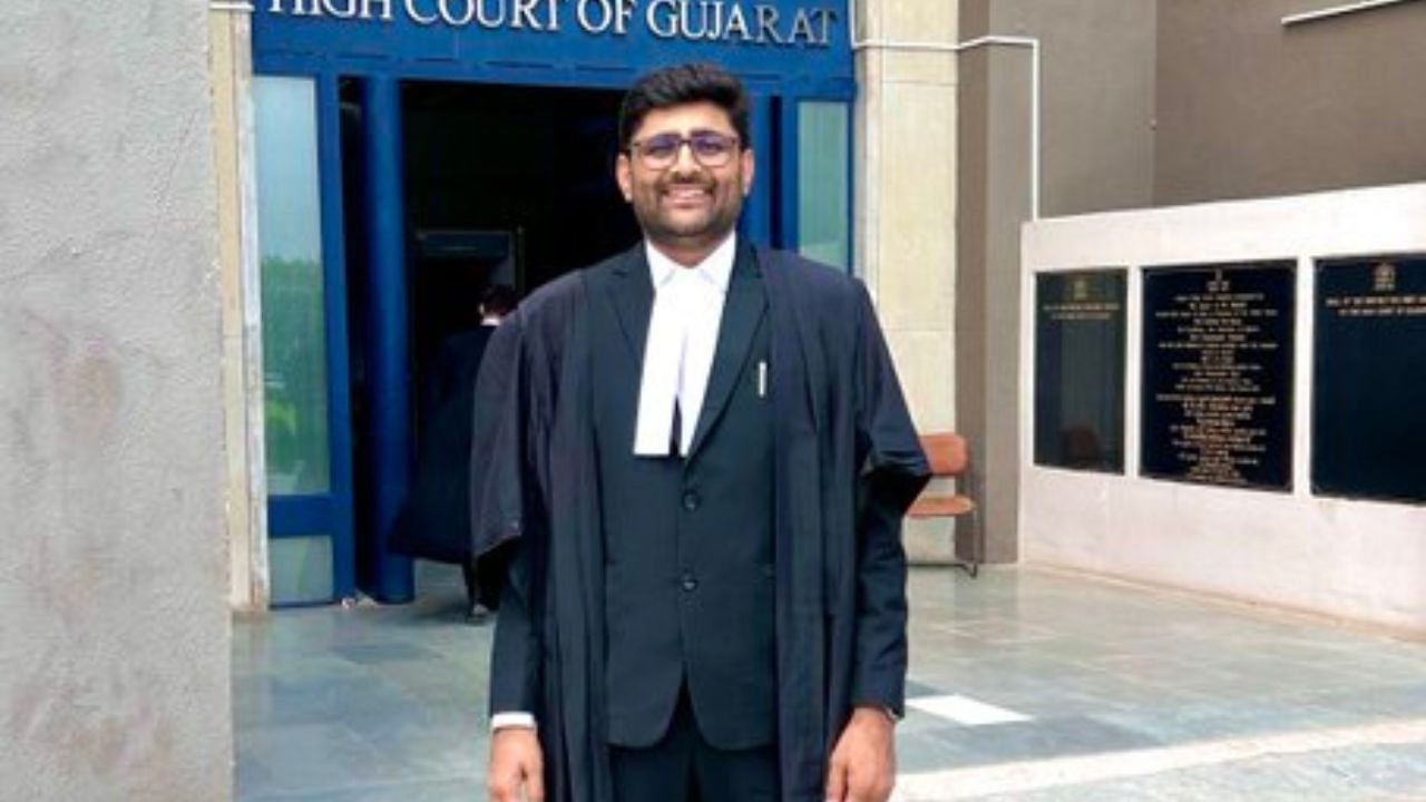 જો આપણે ગોપાલ ઈટાલિયાના શૈક્ષણિક લાયકાત વિશે વાત કરીએ તો. ગોપાલ ઈટાલિયાએ વર્ષ 2016માં ગુજરાત યુનિવર્સિટીમાંથી બેચલર ઓફ આર્ટસની ડિગ્રી મેળવી છે. ત્યારબાદ વર્ષ 2023માં સૌરાષ્ટ્ર યુનિવર્સિટીમાંથી એલએલબીની ડિગ્રી મેળવી છે. તેમજ એલએલએમનો અભ્યાસ ભક્તકવિ નરસિંહ મહેતા યુનિવર્સિટીમાંથી કર્યો છે.