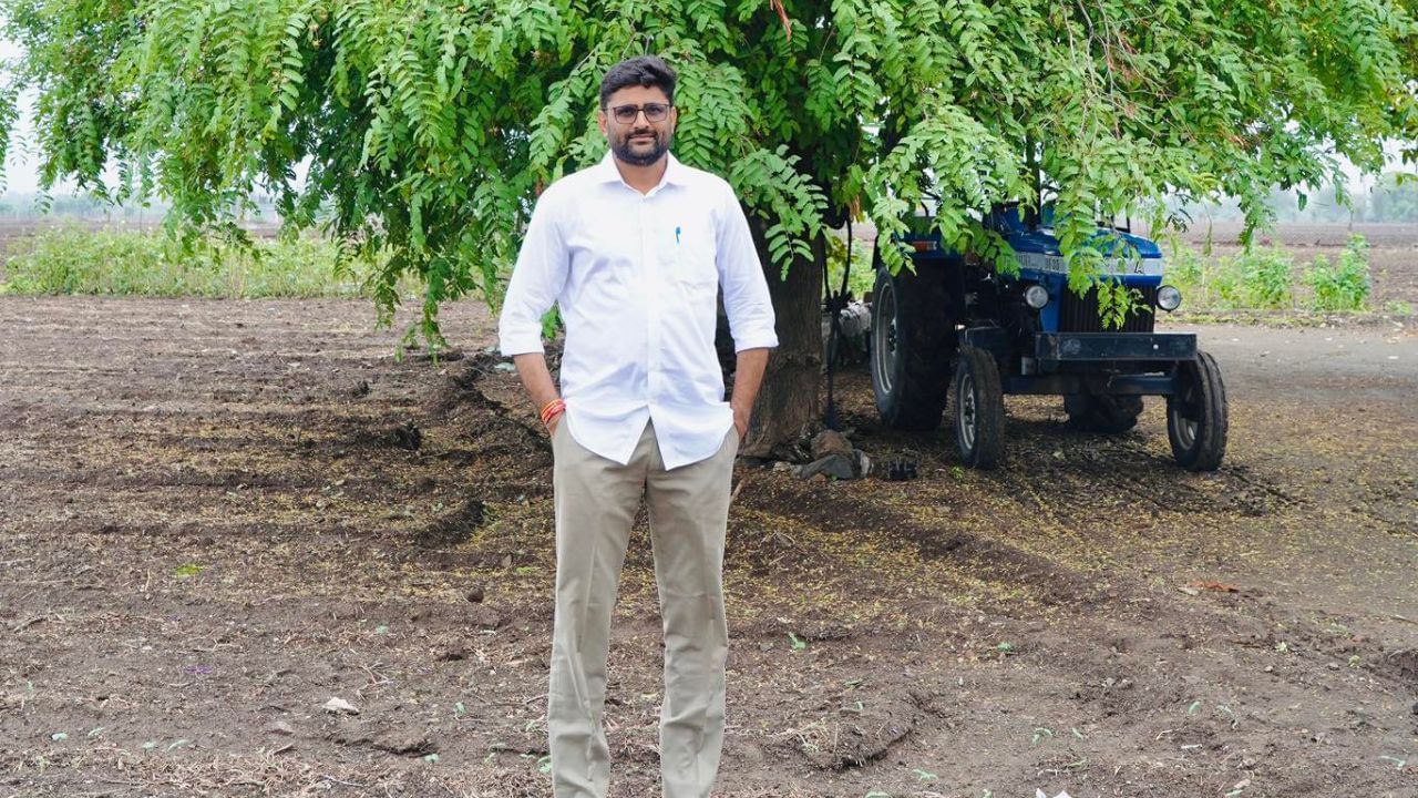 2015ના પાટીદાર અનામત આંદોલન દરમિયાન તેઓ હાર્દિક પટેલની નજીક હતા. તેમણે નાગરિકોની કાનૂની સમસ્યાઓ ઉકેલવા માટે ઘણા ગામોની મુલાકાત લીધી હતી અને તેમને ભારતીય બંધારણ અને કાયદાથી વાકેફ કર્યા હતા.