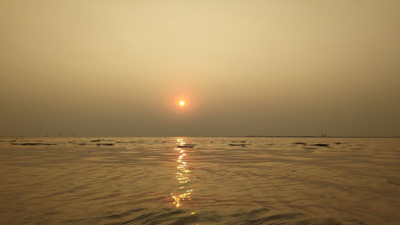 ડુમસ બીચ ગુજરાતના સુરતમાં આવેલો છે. આ બીચ તેના શાંત પાણી અને શાંતિપૂર્ણ વાતાવરણ માટે ખૂબ જ ફેમસ છે, મને જણાવી દઈએ કે આ બીચ દિવસ દરમિયાન ખૂબ જ સુંદર લાગે છે. એક વાર આ બીચની મુલાકાત અવશ્ય લો.