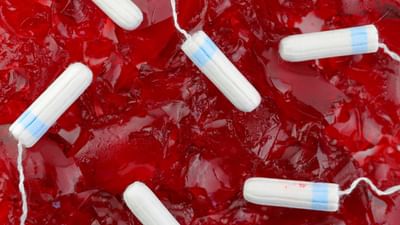 પીરિયડ્સ દરમિયાન મહિલાઓને અનેક પ્રકારની સમસ્યા થાય છે. 3 થી 5 દિવસ સુધી ચાલનાર પીરિયડ્સની સાયકલમાં વજાઈનામાંથી બ્લીડિંગ, પગમાં ક્રેમ્પસ, પેટમાં દુખાવાની સમસ્યાઓ જોવા મળે છે.પીરિયડ્સમાં થનારી આ સમસ્યાઓથી રાહત મેળવવા માટે મહિલાઓ ગરમ પાણીનું શેક તેમજ પેન કિલર ખાય છે.