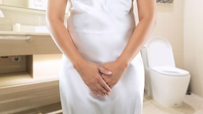 શું તમારી સાથે ક્યારેય એવું થયું છે કે, હસતી વખતે , ઉધરસ ખાતી વખતે કે, છીંક આવે તો યુરિન લીક થાય છે. એક ઉંમર બાદ મહિલાઓમાં આ સમસ્યા ખુબ જોવા મળે છે. ખાસ કરીની ડિલિવરીથી બાળકને જન્મ આપનારી મહિલાઓ આ સમસ્યાનો સામનો વધારે કરતી જોવા મળે છે.