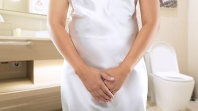 ચાલો આજે આપણે ડોક્ટર પાસેથી તેના કારણો જાણીએબર્થોલિન સિસ્ટ એટલે ટુંકમાં સિસ્ટ વજાઈનામાં ગાંઠ થાય છે. આ સમસ્યામાં દુખાવો ત્યારે થાય છે. જ્યારે ઈન્ફેક્શન થાય કે સિસ્ટનો આકાર મોટા થાય છે. આ સમસ્યામાં દવા દ્વારા દરેકની સારવાર સંભવ છે પરંતુ સિસ્ટ મોટી થવા પર સર્જરી કરી શકાય છે.