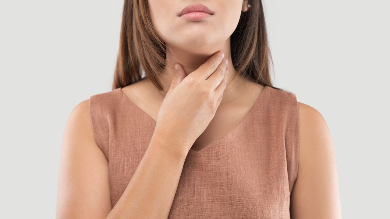 થાઈરોડ મહિલાઓમાં થનારી સામાન્ય બીમારી છે. આ લાઈફસ્ટાઈલ ડિસીસના કારણે મહિલાઓમાં પ્રજનન ક્ષમતા પણ પ્રભાવિત થાય છે. જેના કારણે ગર્ભધારણ કરવામાં પરેશાની આવી શકે છે. મહિલાઓમાં પ્રેગ્નન્સીની સમસ્યા થવા પાછળ સૌથી મોટું કારણ હોર્મોન્સ ઈન્બેલન્સ થવું છે. 