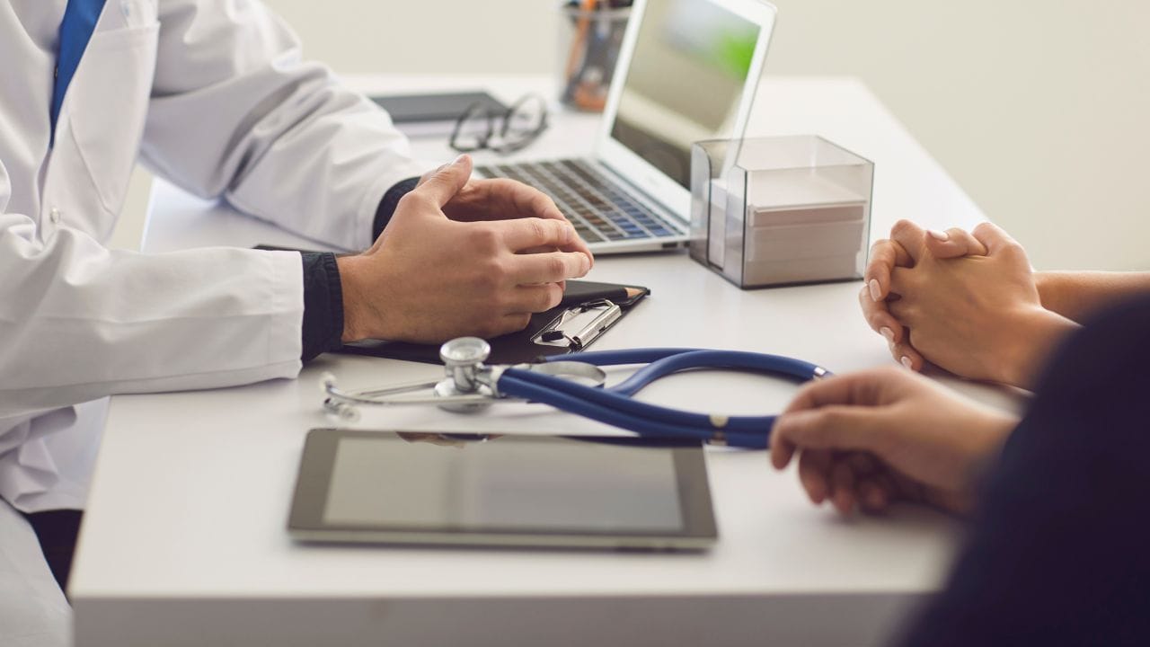 સામાન્ય રીતે મહિલાઓના પ્રાઈવેટ પાર્ટમાંથી સફેદ રંગનો ડિસ્ચાર્જ થાય છે. જે કોઈ પ્રકારની સમસ્યા હોતી નથી પરંતુ જો મહિલાઓના ડિસ્ચાર્જનો રંગ,પીળો , ગુલાબી કે પછી બ્રાઉન છે. તો આ એક સમસ્યાનો સંકેત છે. આપણે ડોક્ટર પાસેથી જાણીએ કે, મહિલાઓને ક્યાં કારણોથી યેલો ડિસ્ચાર્જ થાય છે.