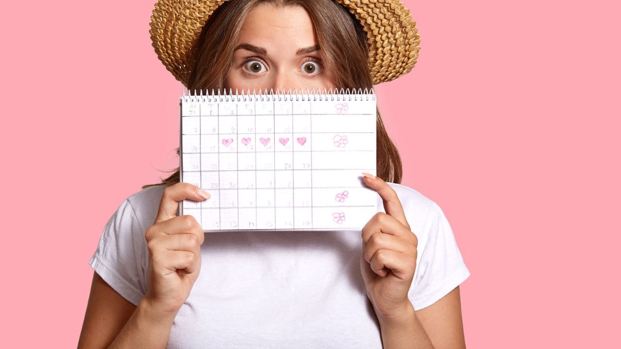 જેમાં અંડાશયમાં નાના-નાના સિસ્ટ બની જાય છે. જે અનેક સમસ્યાઓનું કારણ બની શકે છે. આ કારણે અનિયમિત પીરિયડ્સ ,વજન વધવો. વાળ ખરવા, થાક લાગવો જેવી સમસ્યાઓ જોવા મળે છે.